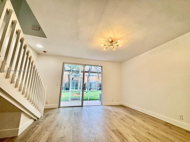 1498 Barcelona Way 3-21, Weston, FL 33327