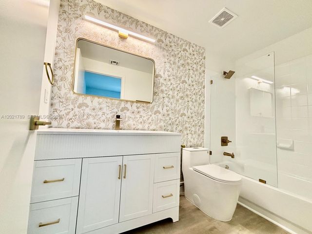 1498 Barcelona Way 3-21, Weston, FL 33327