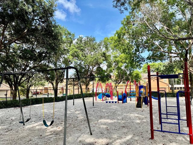 1498 Barcelona Way 3-21, Weston, FL 33327