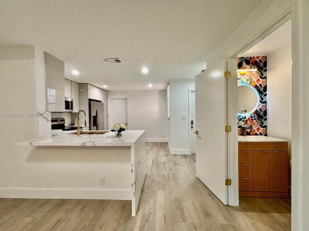 1498 Barcelona Way 3-21, Weston, FL 33327