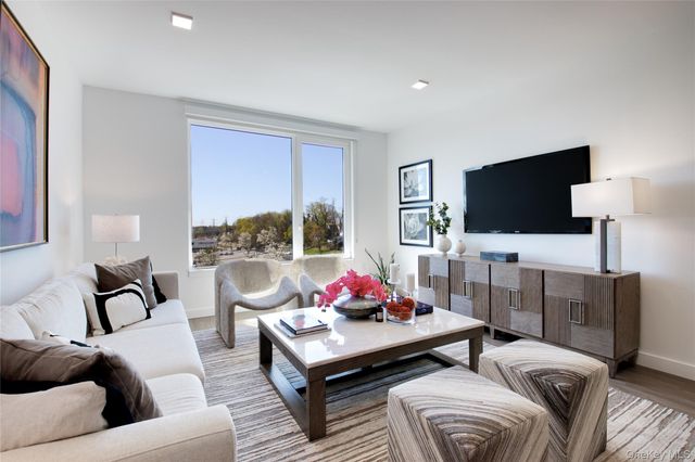 333 Warner Avenue 210, Roslyn, NY 11576