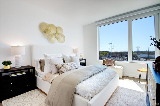 333 Warner Avenue 210, Roslyn, NY 11576