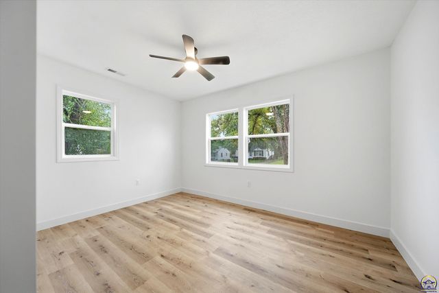 1024 SE 33rd TER, Topeka, KS 66605