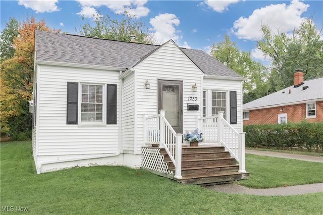 1233 Summit Drive, Mayfield Heights, OH 44124