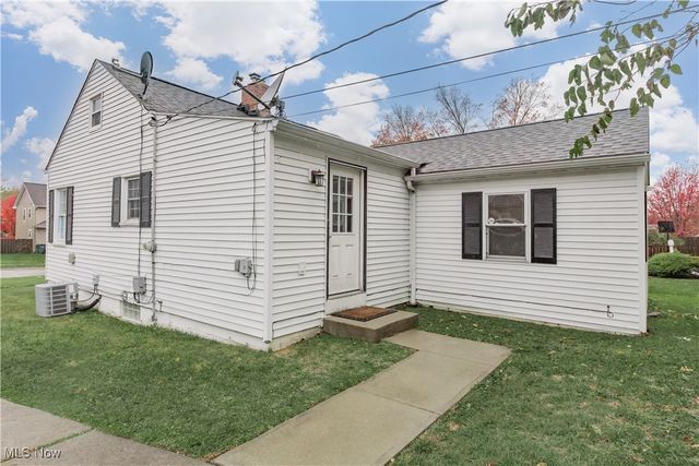 1233 Summit Drive, Mayfield Heights, OH 44124