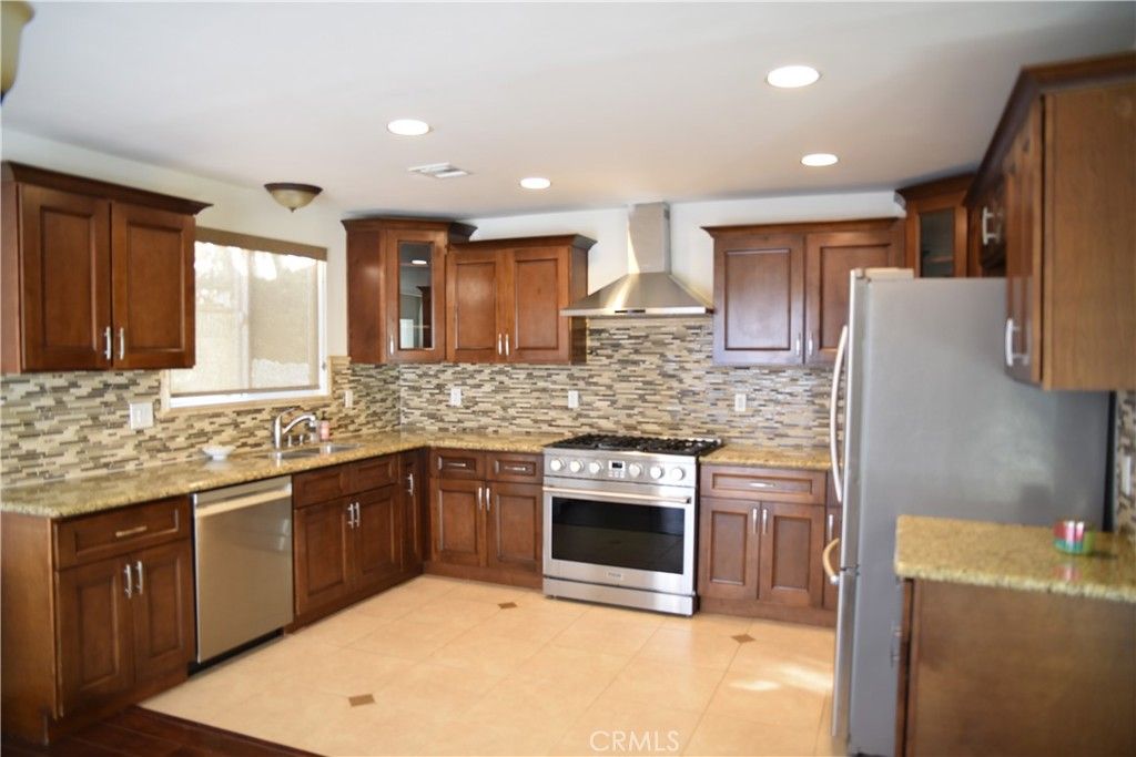 24224 Victory, Woodland Hills, CA 91367 — photo 2