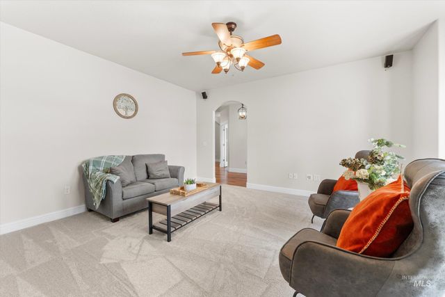 8987 New Castle Dr, Middleton, ID 83644