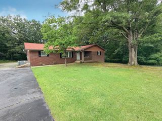 483 Powers Blvd, Waverly, TN 37185