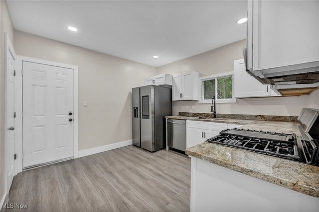 121 Parkview Court, Elyria, OH 44035