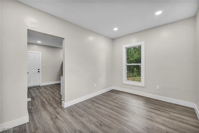 121 Parkview Court, Elyria, OH 44035