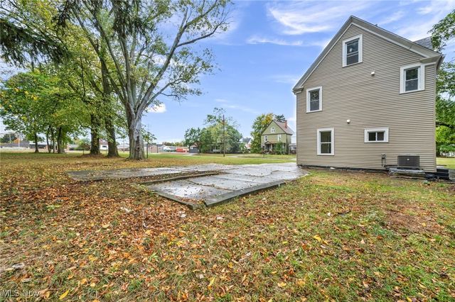 121 Parkview Court, Elyria, OH 44035