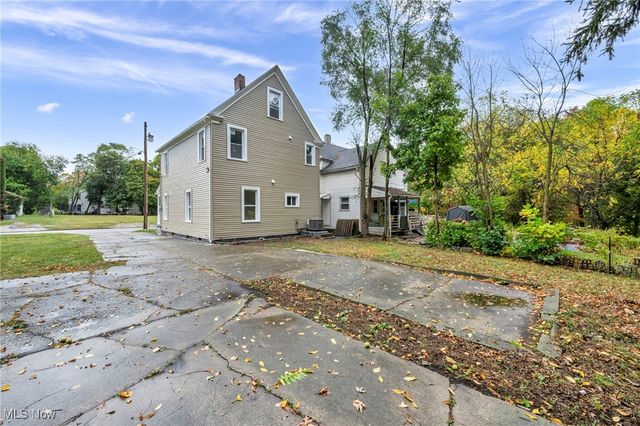 121 Parkview Court, Elyria, OH 44035