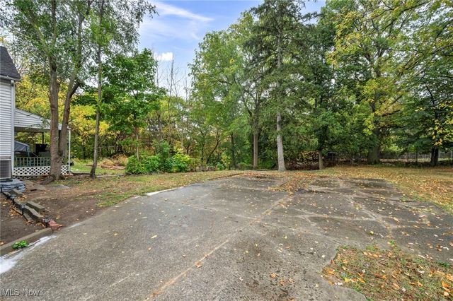 121 Parkview Court, Elyria, OH 44035