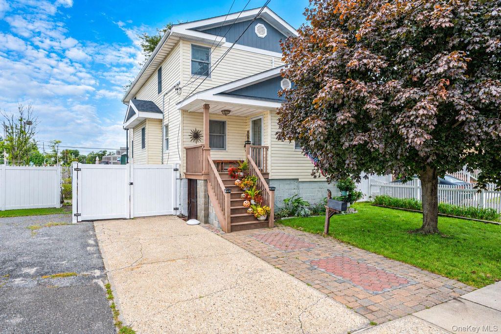 9 Perry Place, Lindenhurst, NY 11757 — exterior