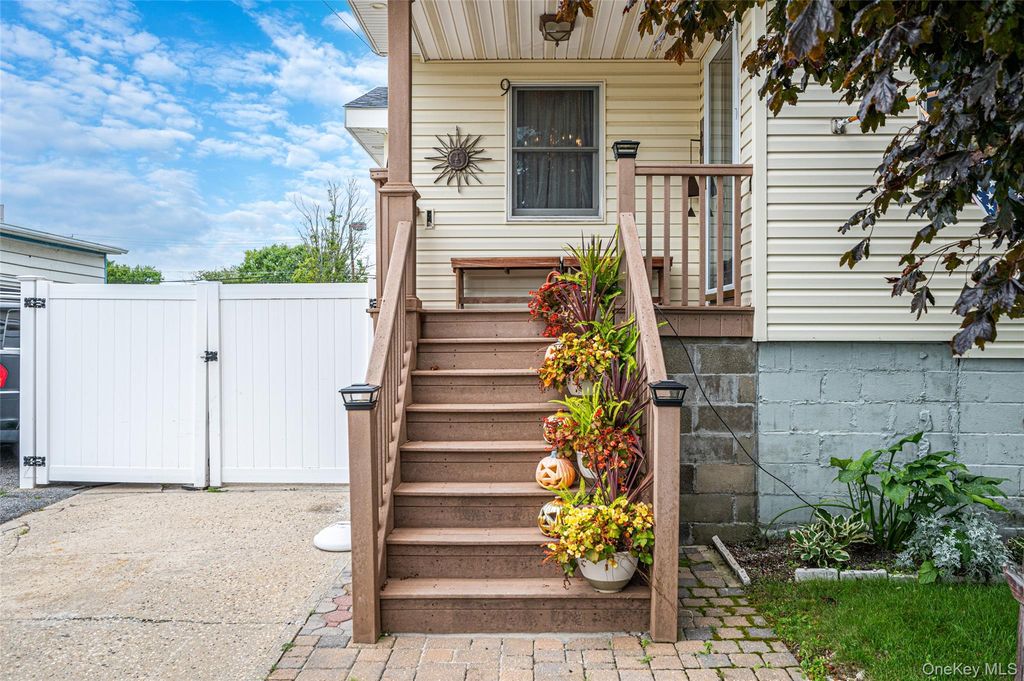 9 Perry Place, Lindenhurst, NY 11757 — photo 2