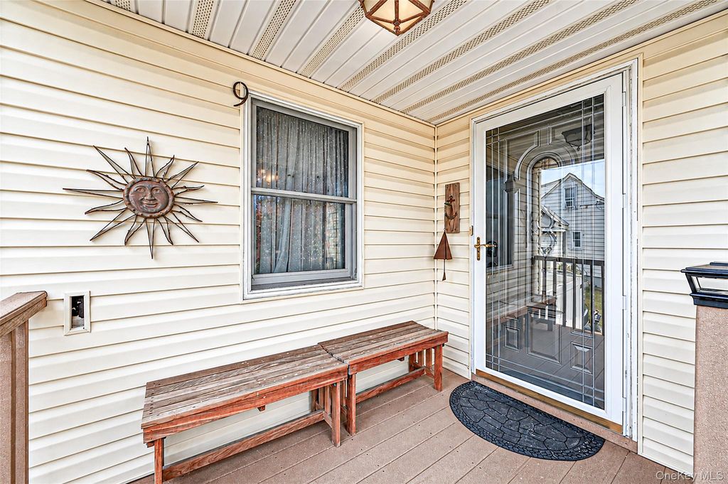 9 Perry Place, Lindenhurst, NY 11757 — photo 3