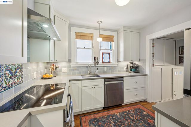 1376 Versailles Ave, Alameda, CA 94501