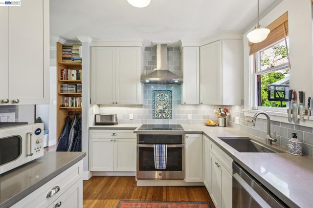 1376 Versailles Ave, Alameda, CA 94501