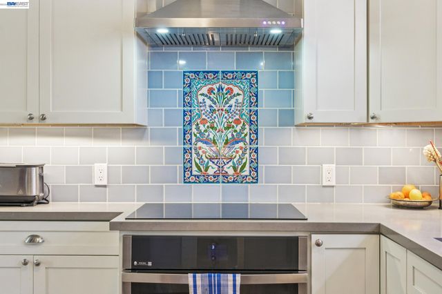 1376 Versailles Ave, Alameda, CA 94501