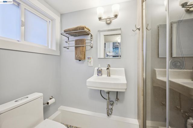 1376 Versailles Ave, Alameda, CA 94501