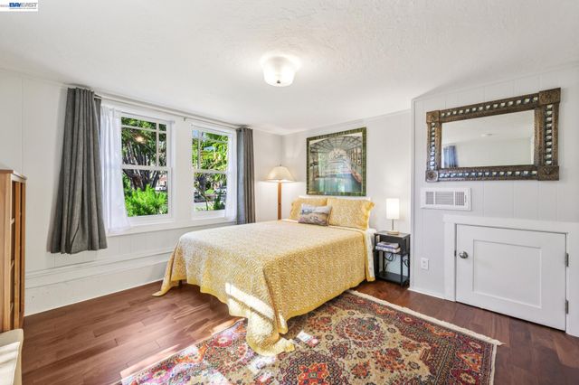 1376 Versailles Ave, Alameda, CA 94501