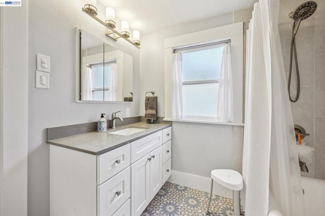 1376 Versailles Ave, Alameda, CA 94501