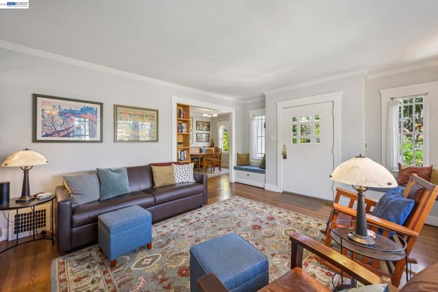 1376 Versailles Ave, Alameda, CA 94501