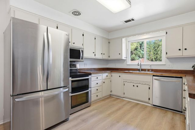 6298 Fairview Dr, Pollock Pines, CA 95726