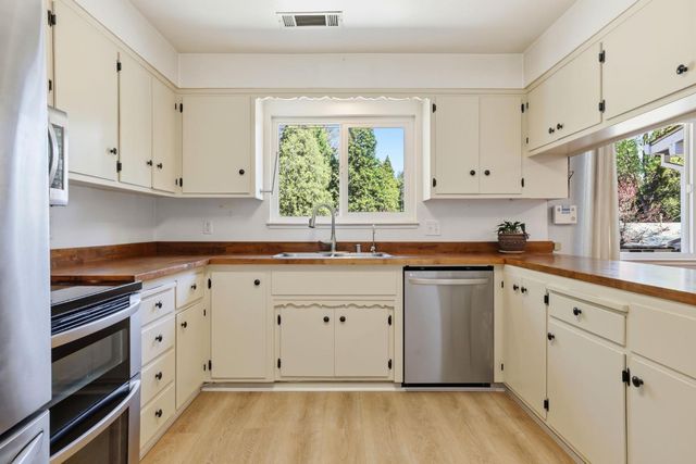 6298 Fairview Dr, Pollock Pines, CA 95726