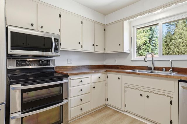 6298 Fairview Dr, Pollock Pines, CA 95726