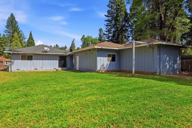 6298 Fairview Dr, Pollock Pines, CA 95726