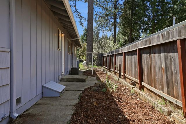 6298 Fairview Dr, Pollock Pines, CA 95726