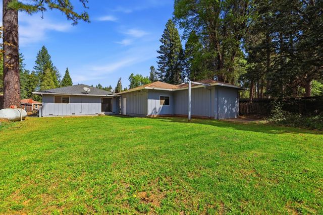 6298 Fairview Dr, Pollock Pines, CA 95726