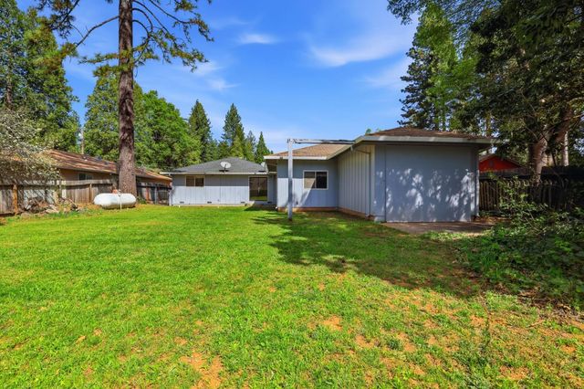 6298 Fairview Dr, Pollock Pines, CA 95726