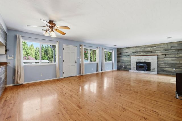 6298 Fairview Dr, Pollock Pines, CA 95726