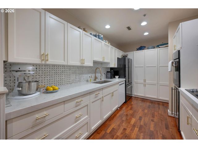 750 Nw WESTOVER Sq, Portland, OR 97210