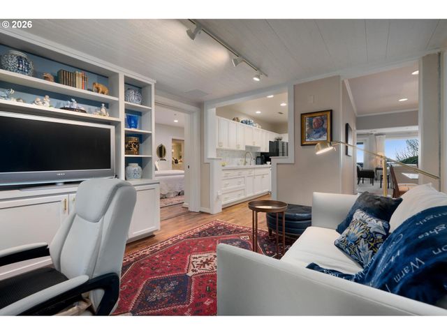 750 Nw WESTOVER Sq, Portland, OR 97210