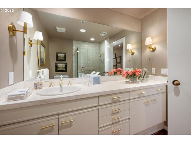 750 Nw WESTOVER Sq, Portland, OR 97210