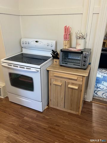 13 Moss Street, Stonington, CT 06379