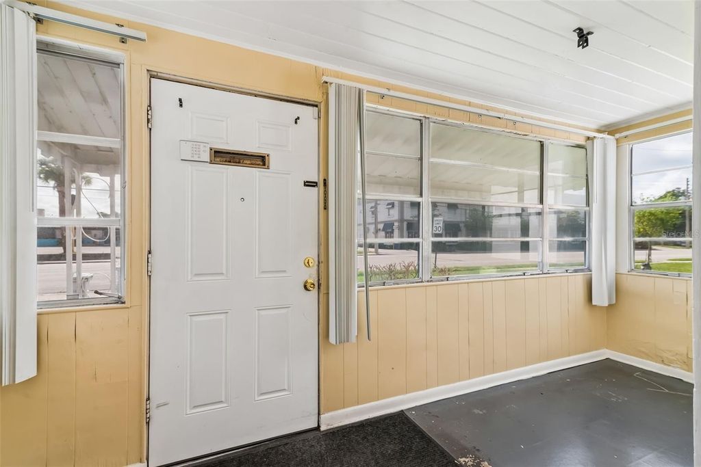 Image 18 of property listing at 918 S GOLDWYN AVENUE, Orlando, FL 32805