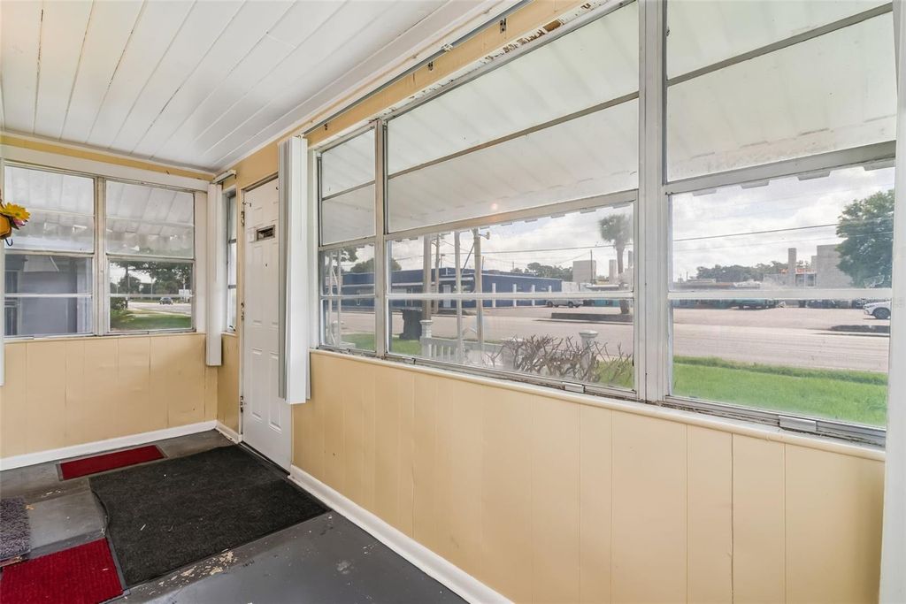 Image 4 of property listing at 918 S GOLDWYN AVENUE, Orlando, FL 32805