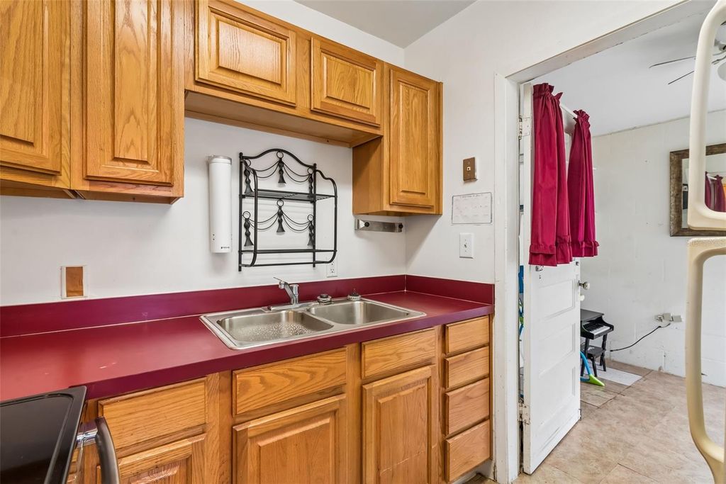 Image 8 of property listing at 918 S GOLDWYN AVENUE, Orlando, FL 32805