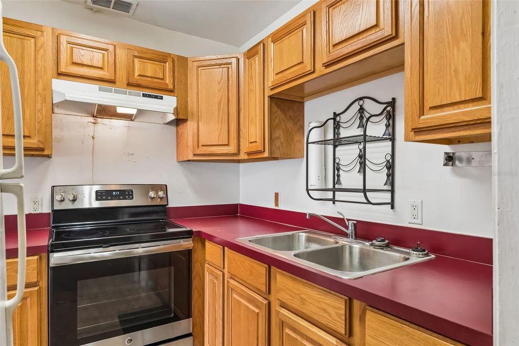 Image 9 of property listing at 918 S GOLDWYN AVENUE, Orlando, FL 32805