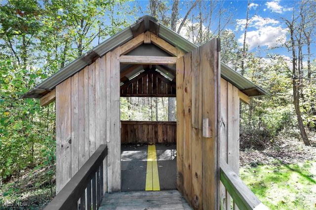 852 Wallace Road, Little Hocking, OH 45742