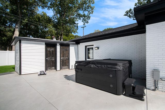 4085 Quainton Road, Norton Shores City, MI 49441