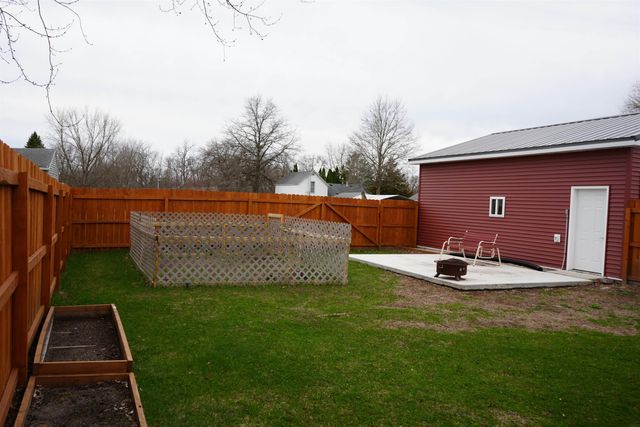 424 7th St SW, Oelwein, IA 50662