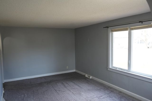 424 7th St SW, Oelwein, IA 50662