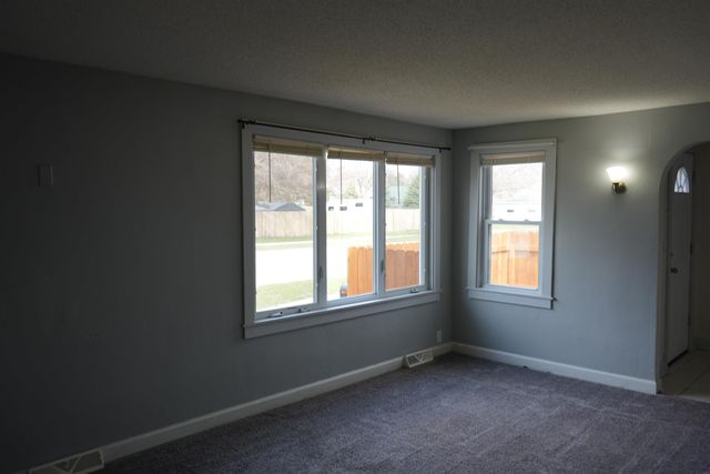 424 7th St SW, Oelwein, IA 50662