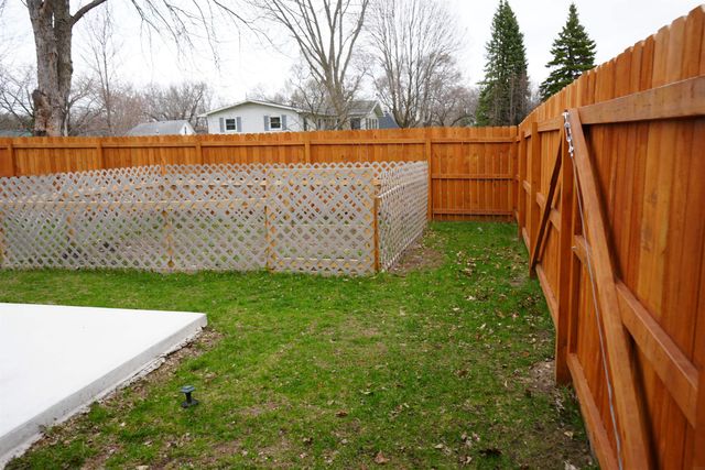 424 7th St SW, Oelwein, IA 50662