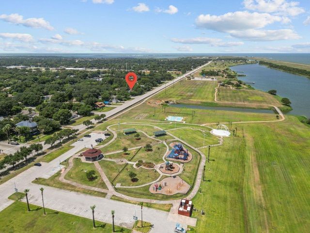 2 11th Avenue N, Texas City, TX 77590